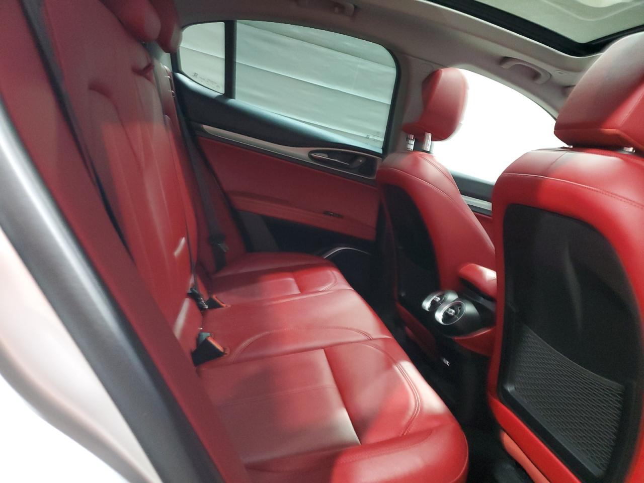 2019 Alfa Romeo Stelvio - Image 11