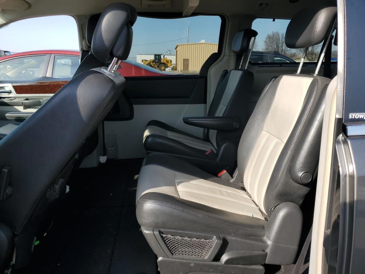 2010 Chrysler Town & Country - Image 11