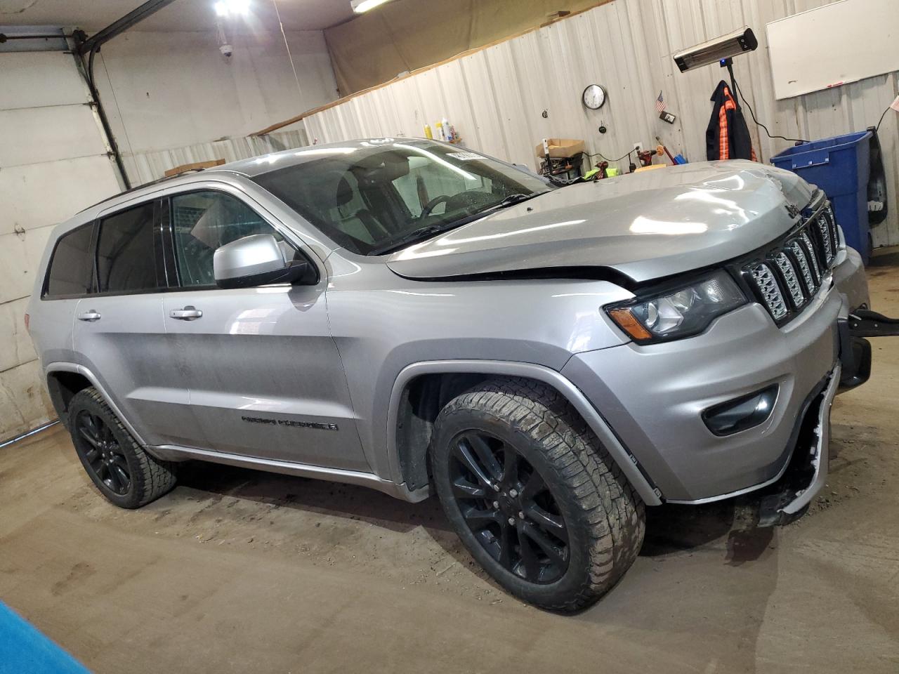 2017 Jeep Grand Cherokee - Image 4