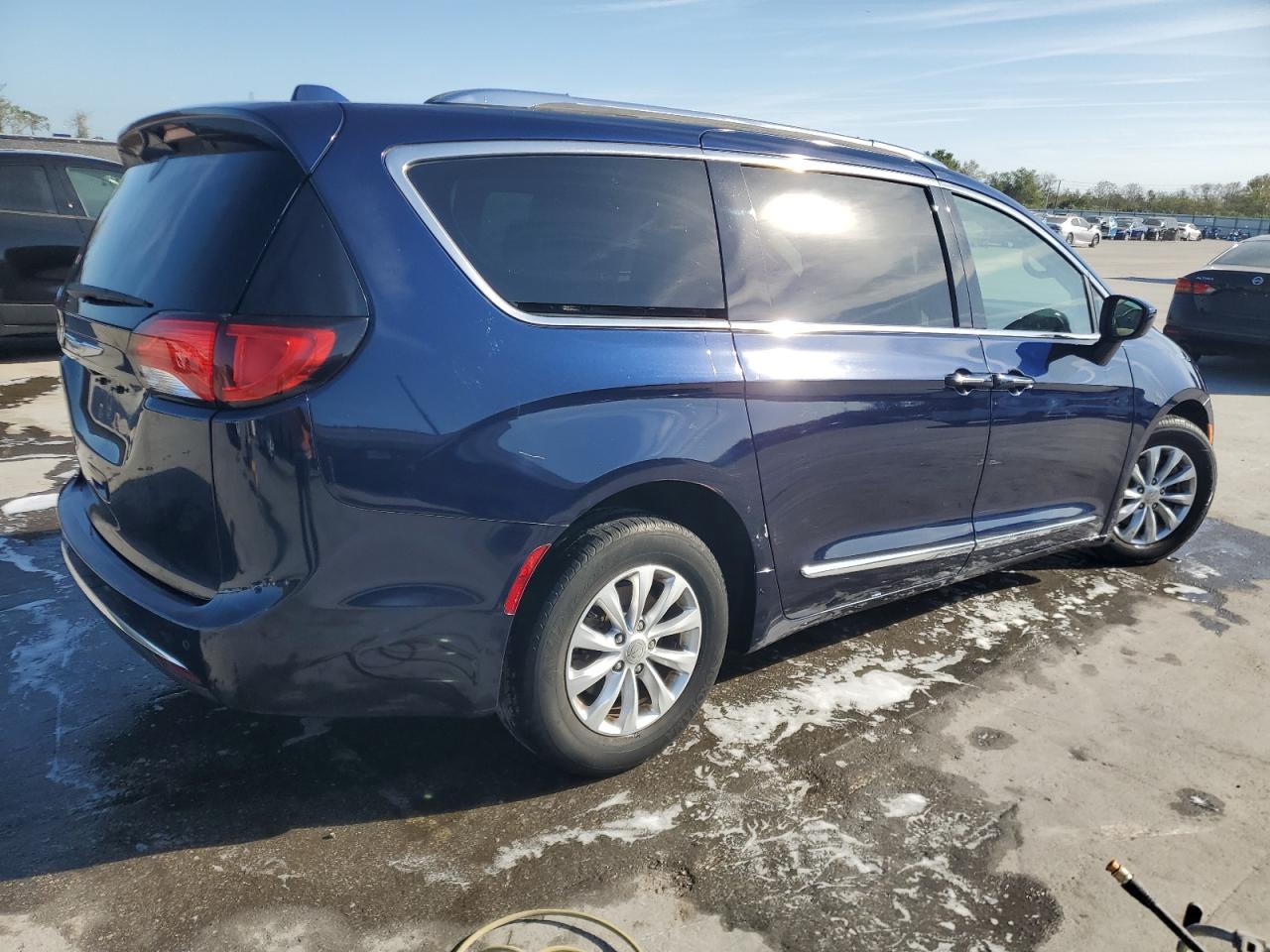 2018 Chrysler Pacifica - Image 3