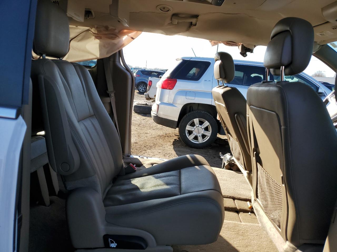 2015 Chrysler Town & Country - Image 12