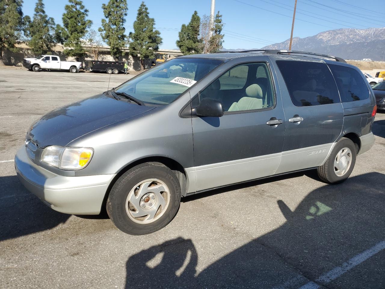 1999 Toyota Sienna - Image 1