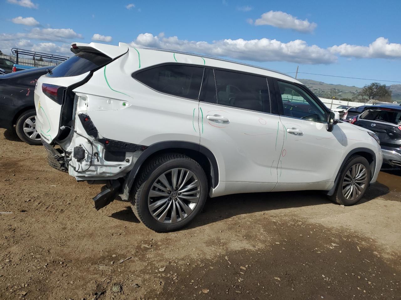 2022 Toyota Highlander - Image 3