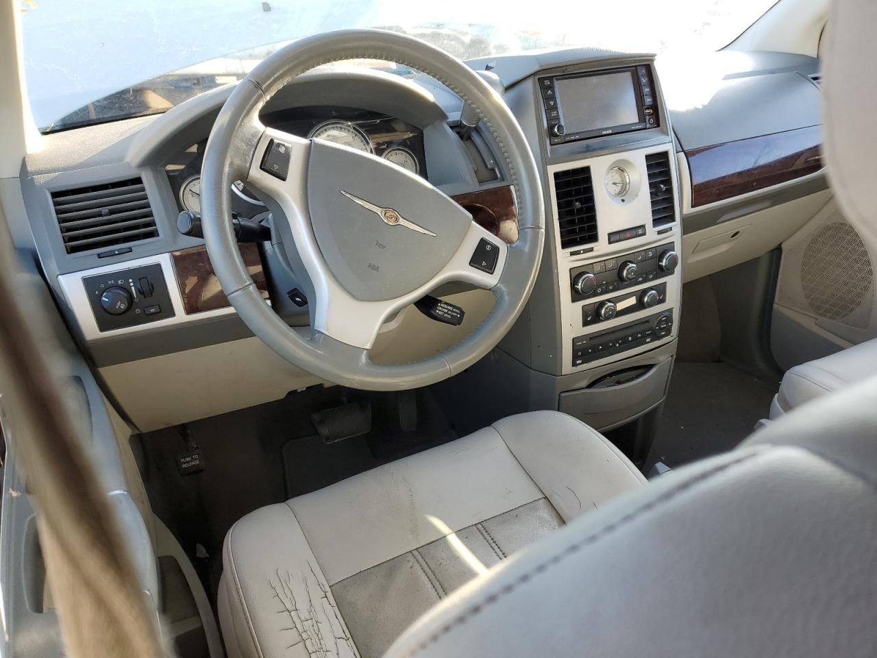 2010 Chrysler Town & Country - Image 8