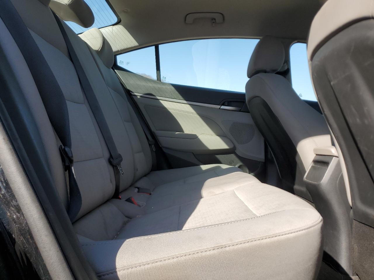 2017 Hyundai Elantra - Image 10