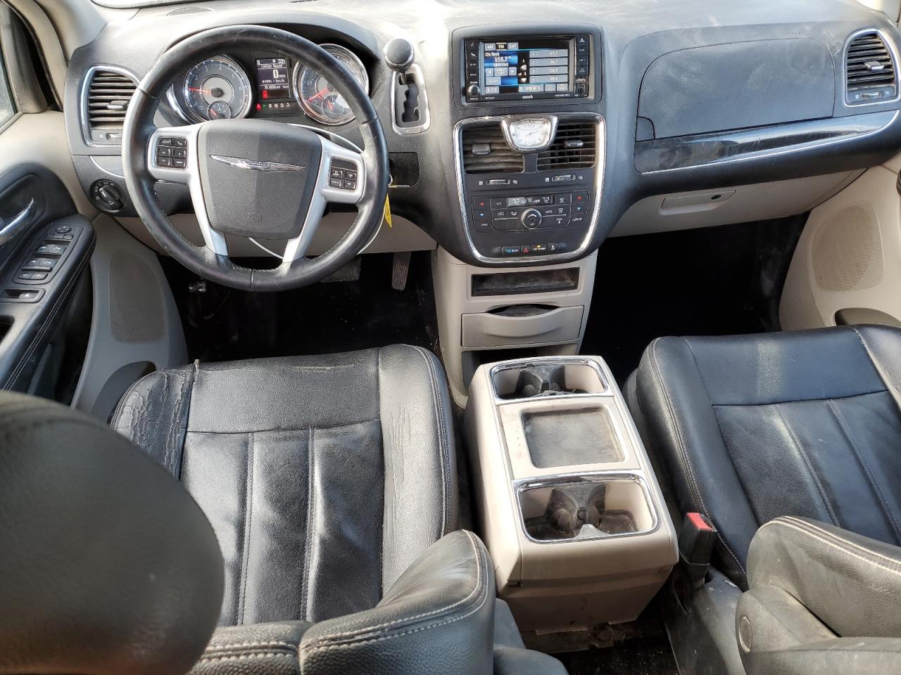 2014 Chrysler Town & Country - Image 8