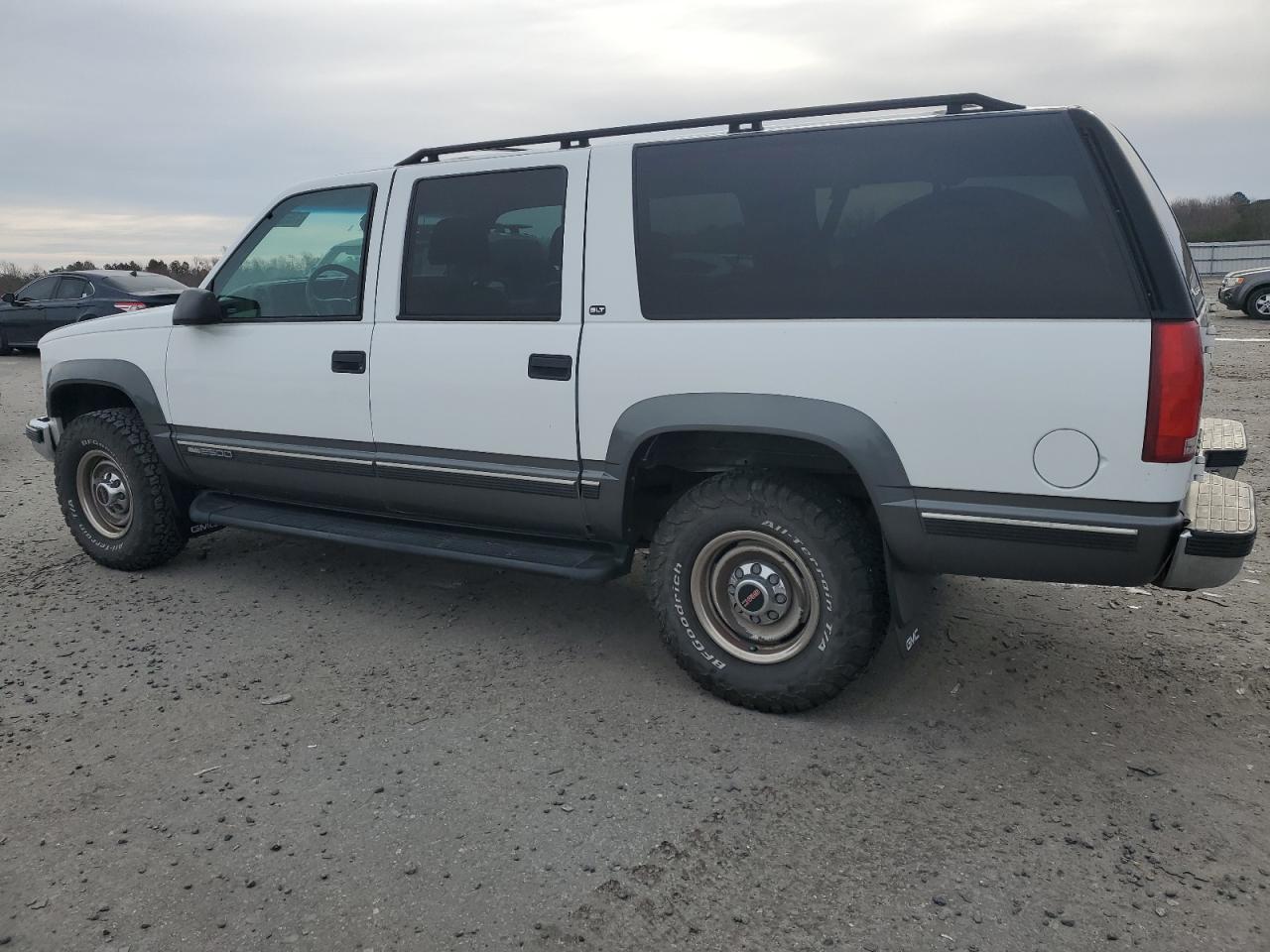 1999 GMC Suburban - Image 2