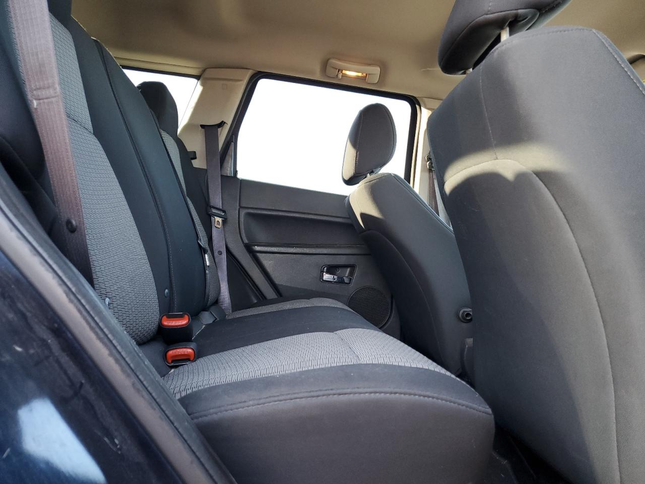 2010 Jeep Grand Cherokee - Image 11