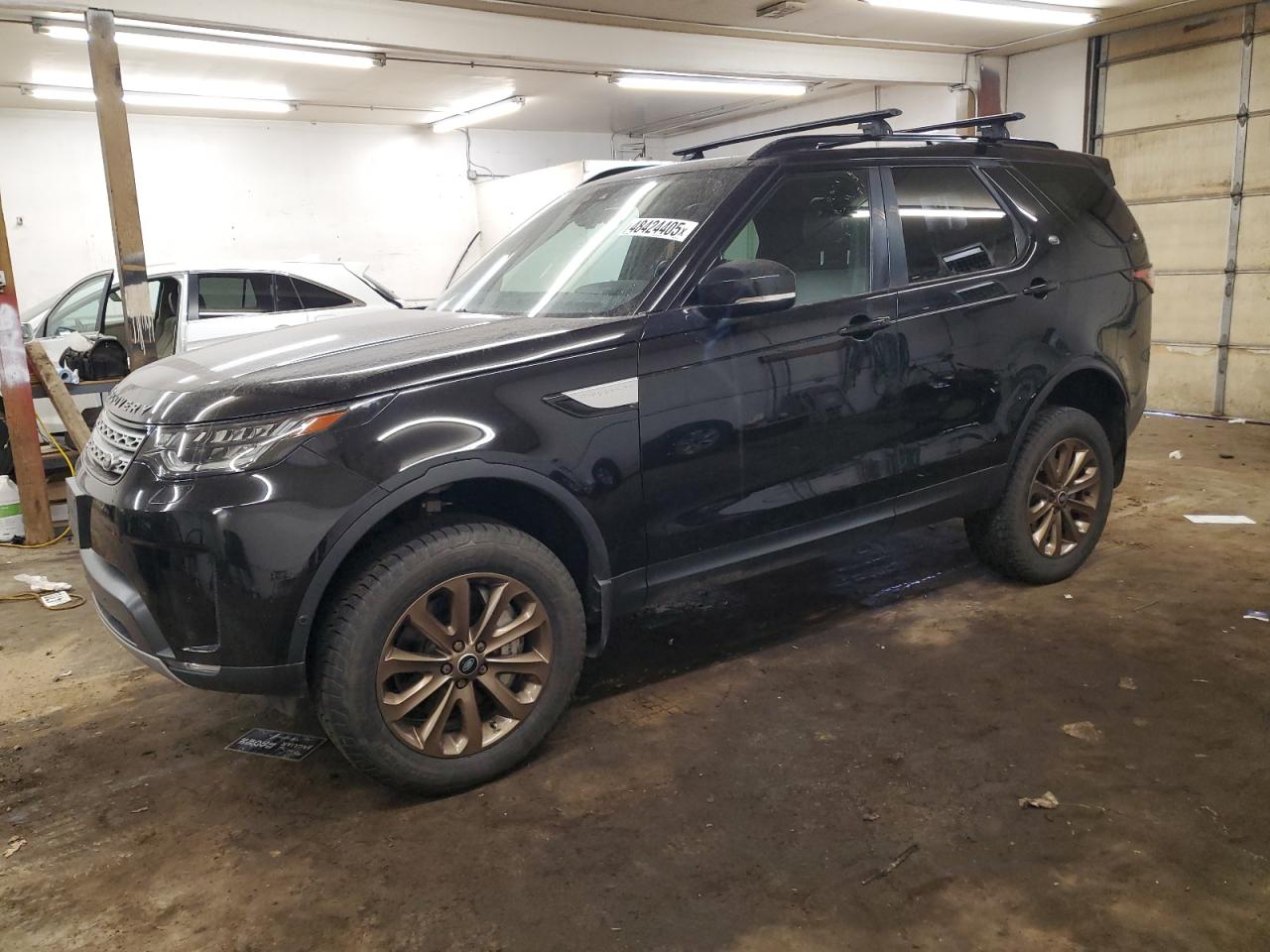 2017 Land Rover Discovery - Image 1
