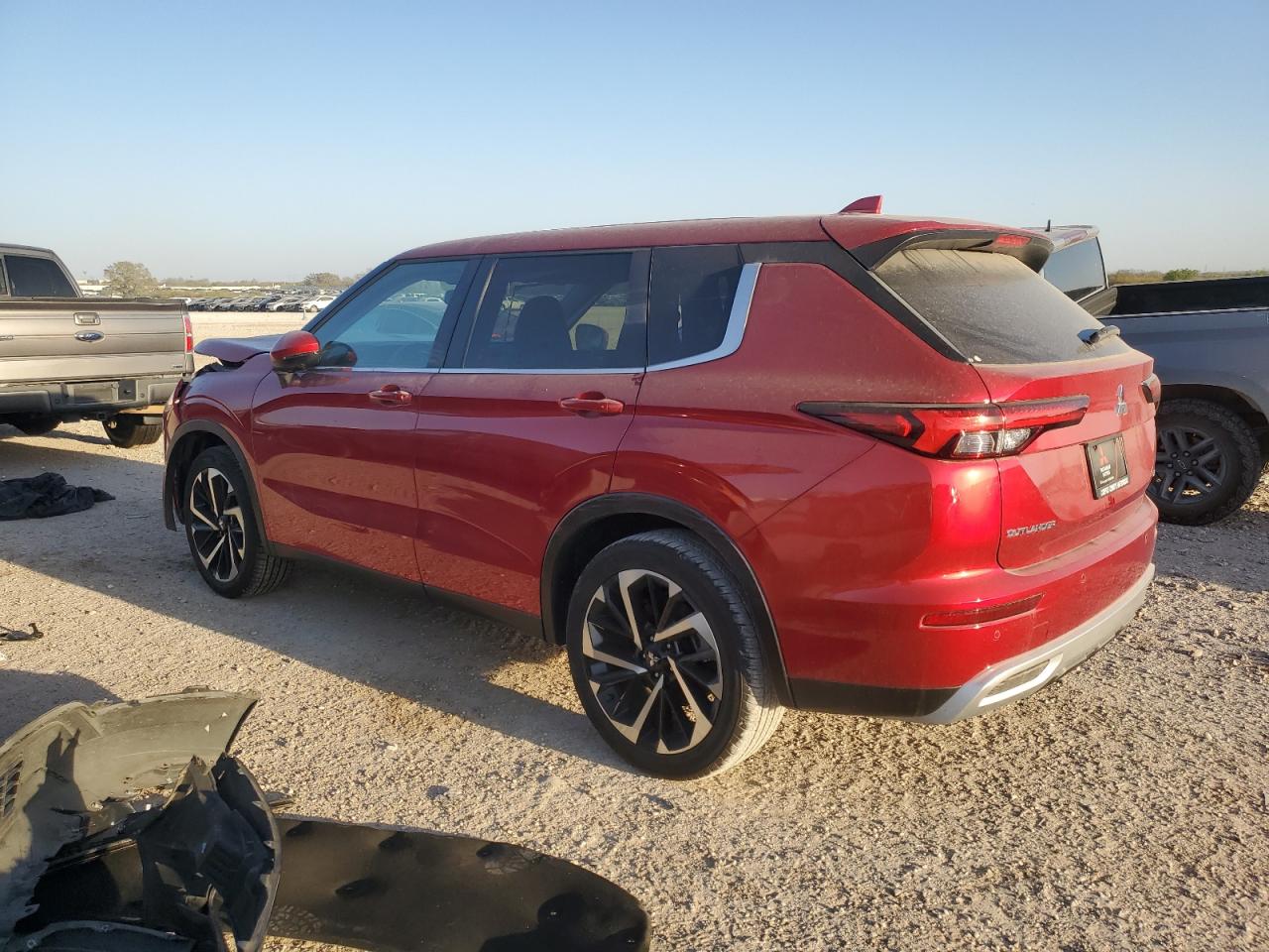 2024 Mitsubishi Outlander - Image 2