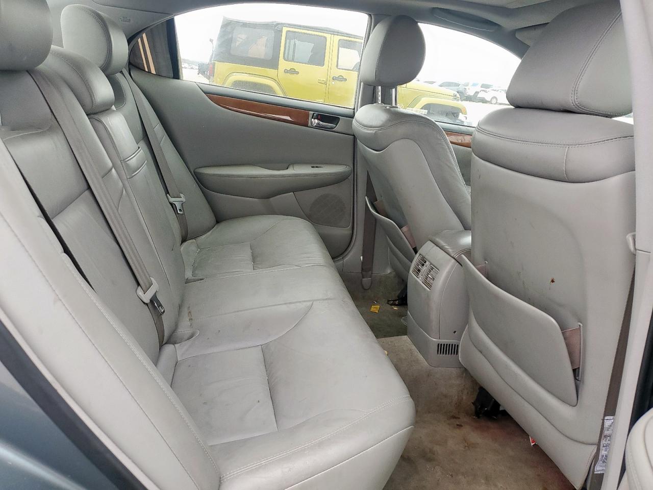 2005 Lexus ES - Image 10