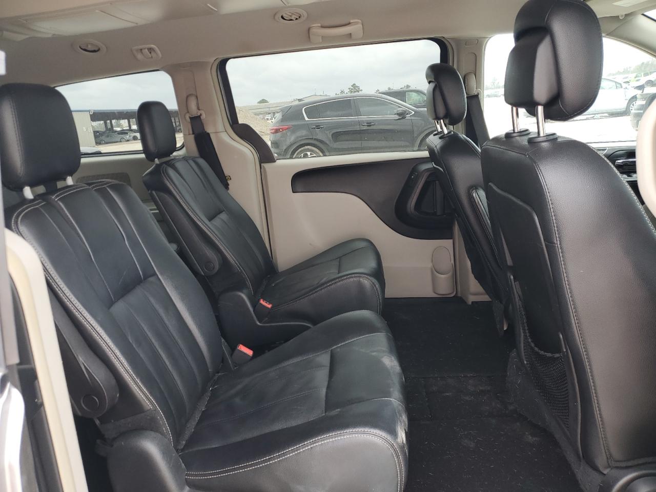 2016 Chrysler Town & Country - Image 11