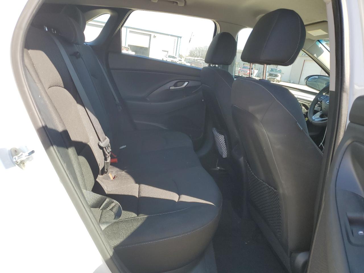 2018 Hyundai Elantra - Image 11