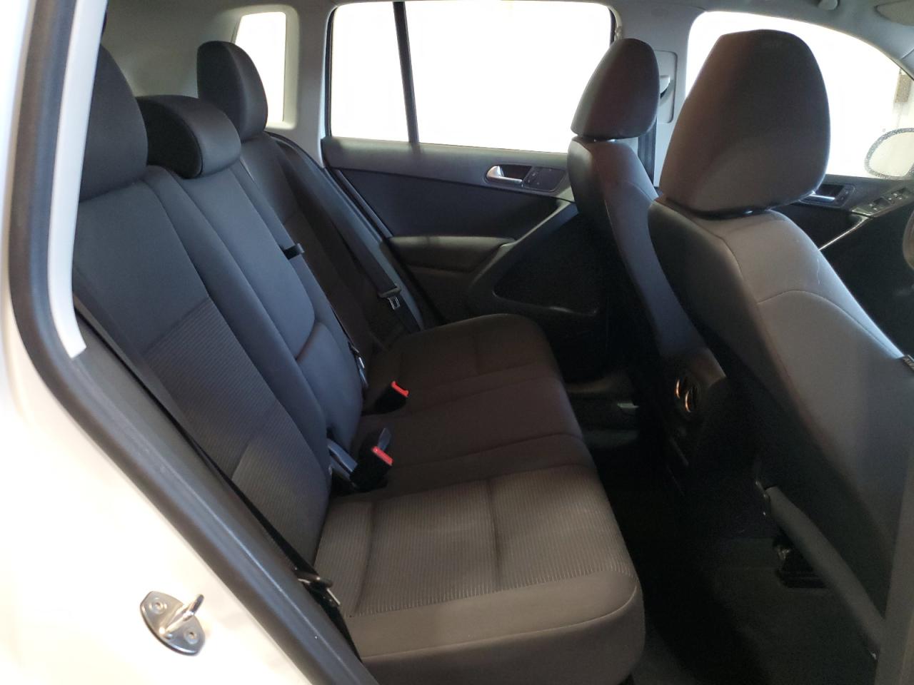 2017 Volkswagen Tiguan - Image 11