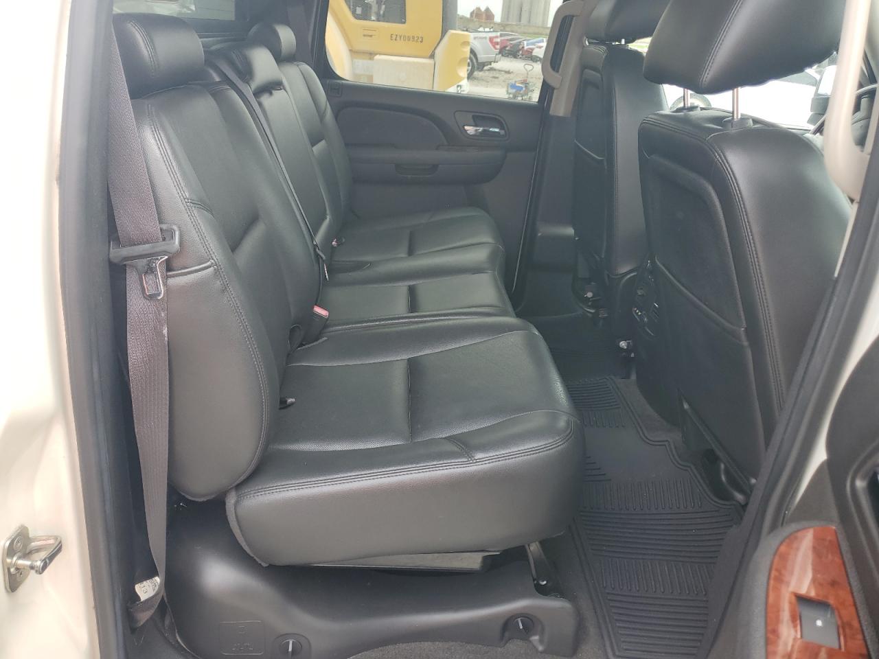 2013 Chevrolet Avalanche - Image 11