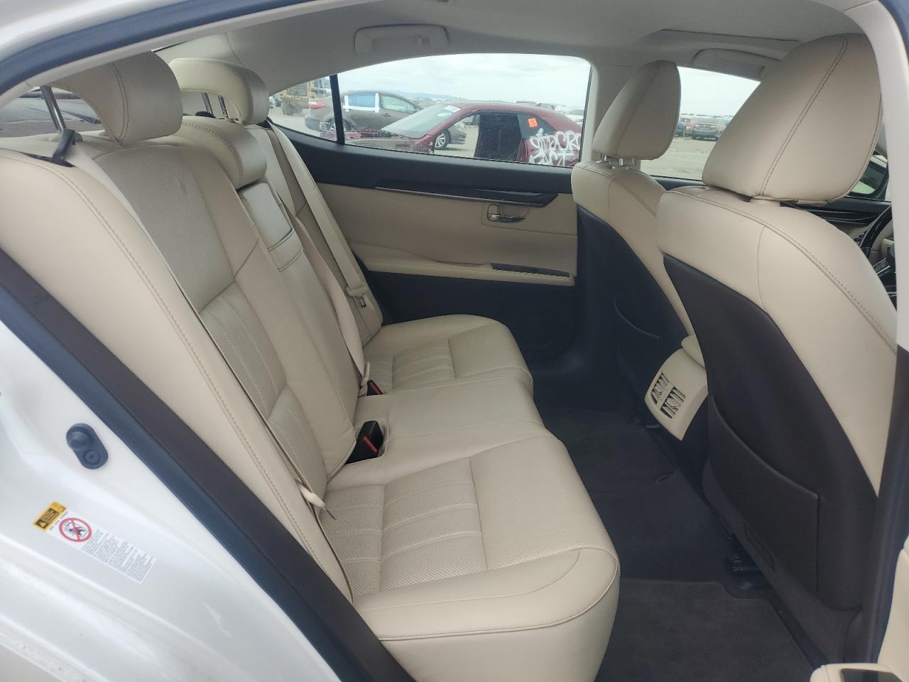 2016 Lexus ES - Image 10
