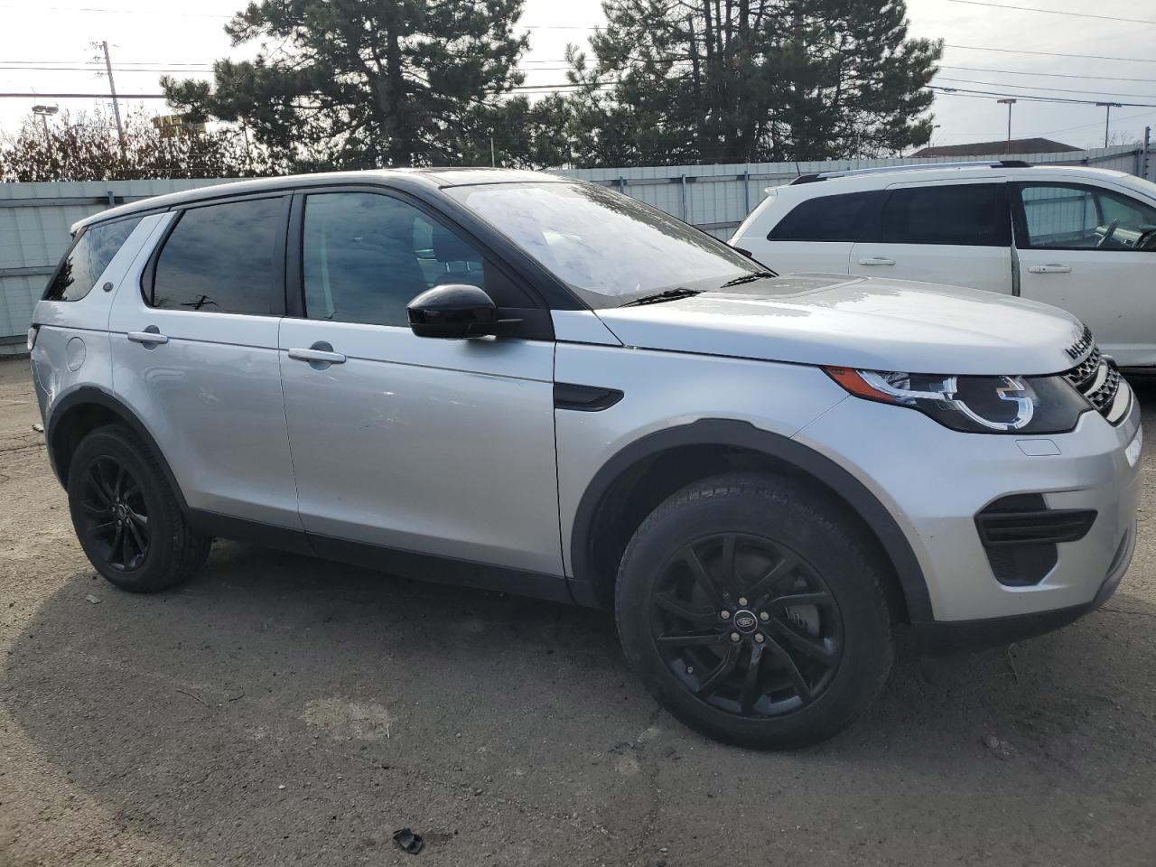 2017 Land Rover Discovery - Image 4