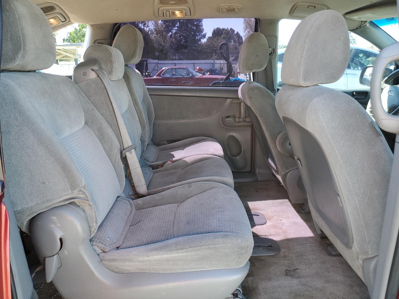2010 Toyota Sienna - Image 11
