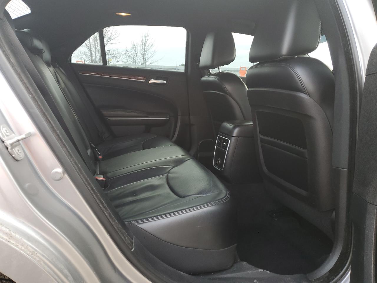 2014 Chrysler 300 - Image 10