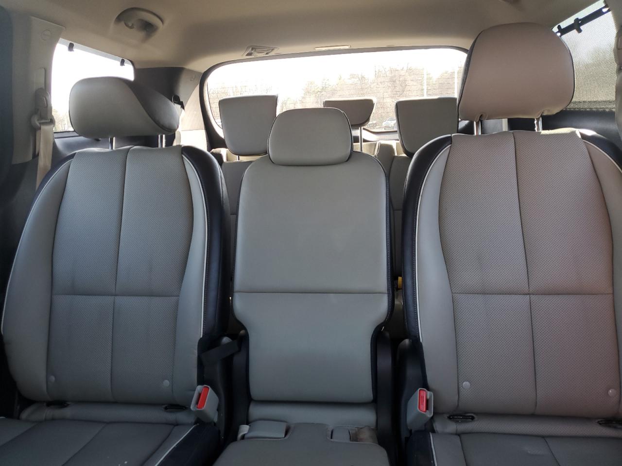 2016 Kia Sedona - Image 10