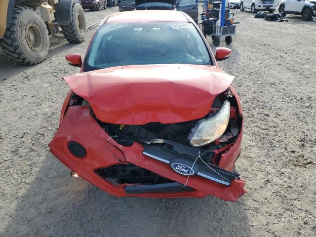 Sedans FORD FOCUS 2014 Czerwony