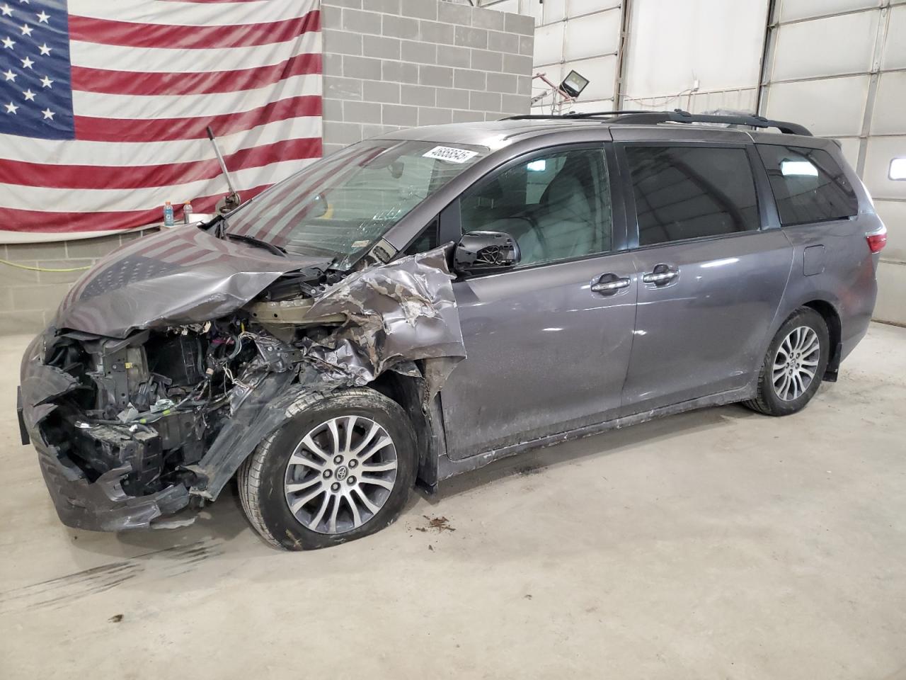 2020 Toyota Sienna Xle for Sale in Columbia, MO - Front End