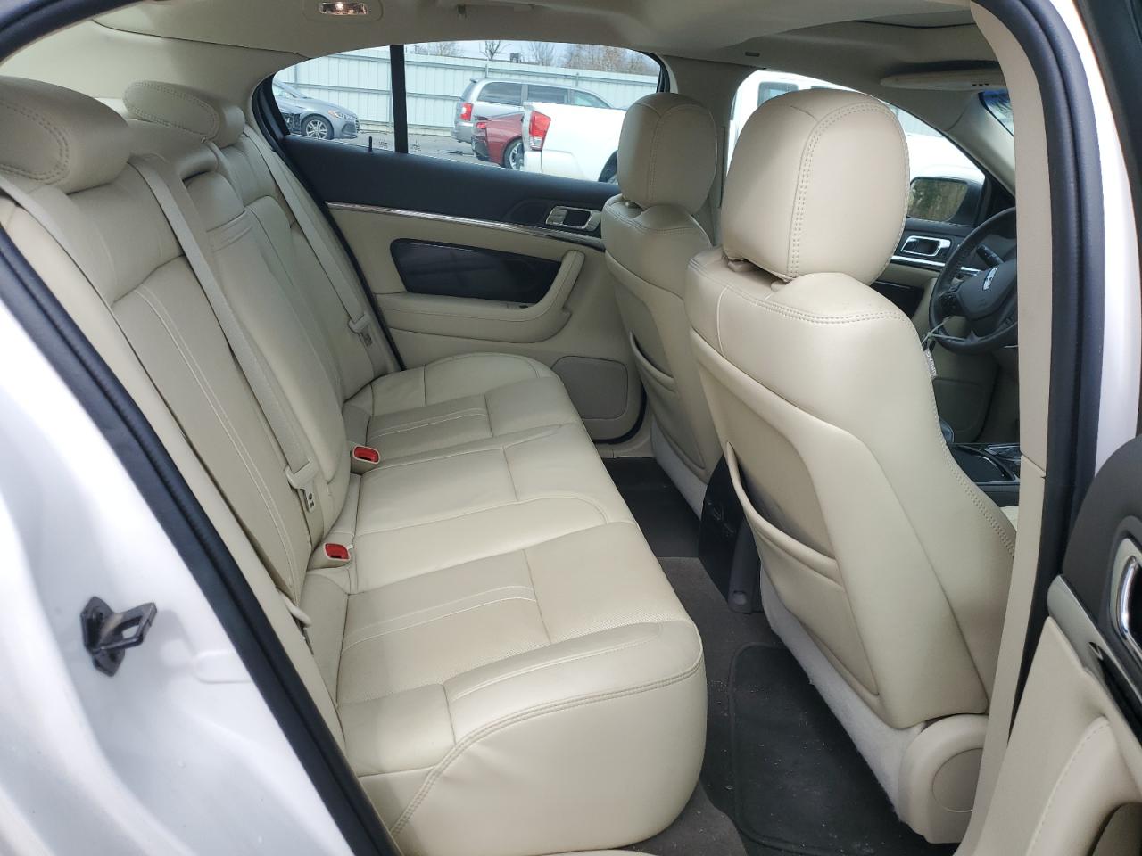 2016 Lincoln MKS - Image 11
