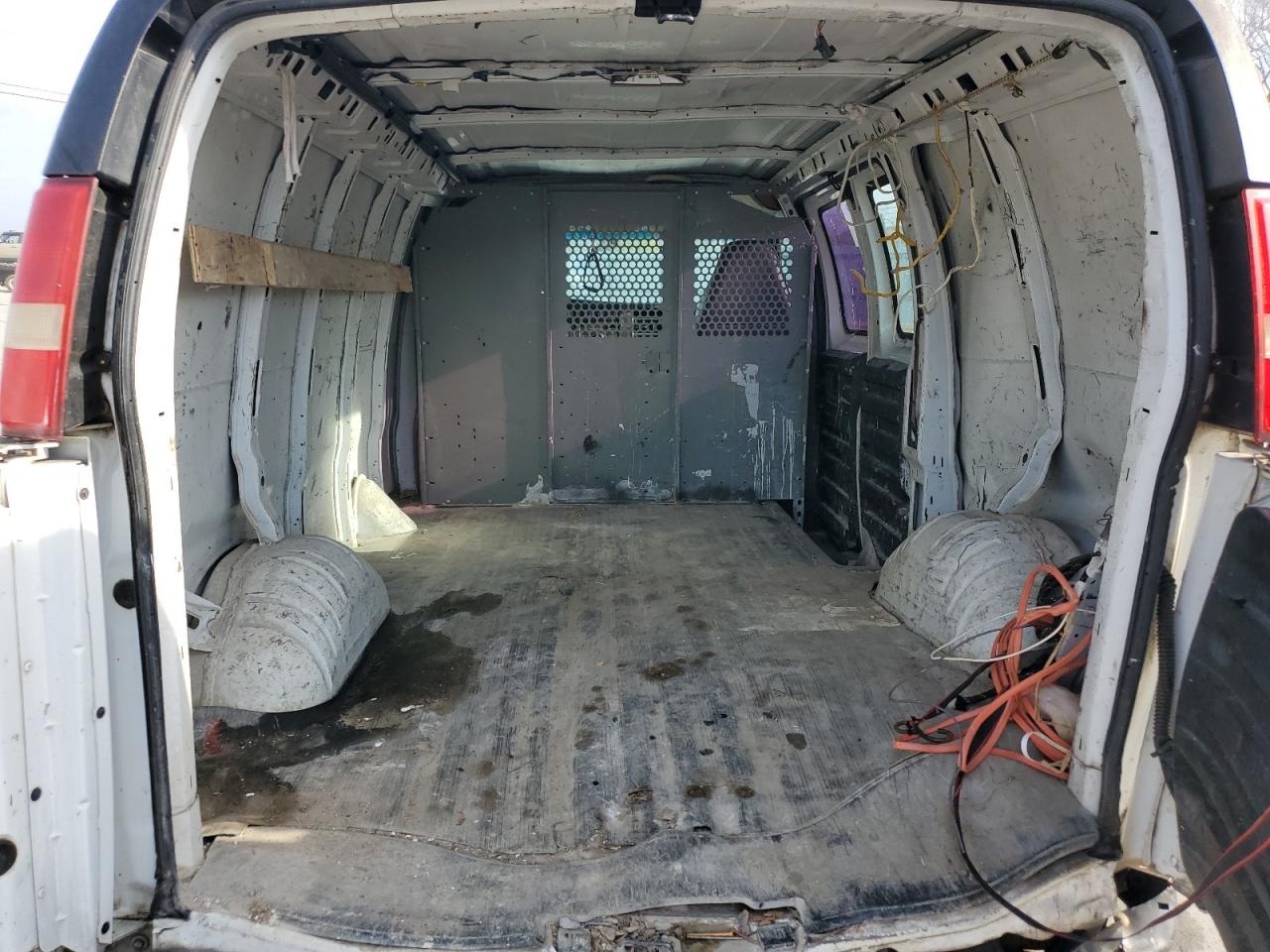 2009 Chevrolet Express - Image 10