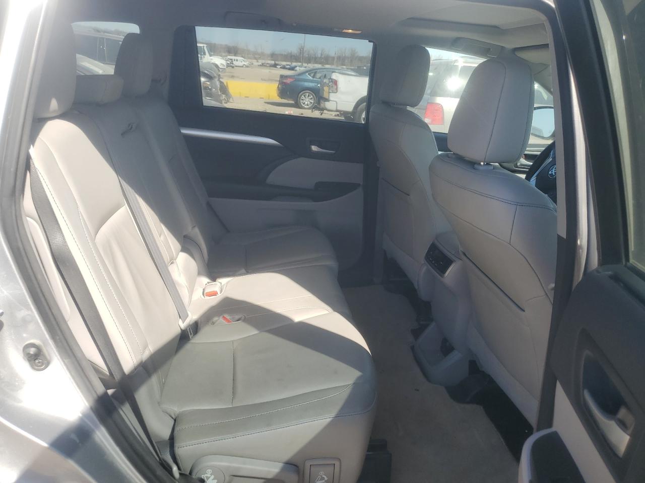 2015 Toyota Highlander - Image 11