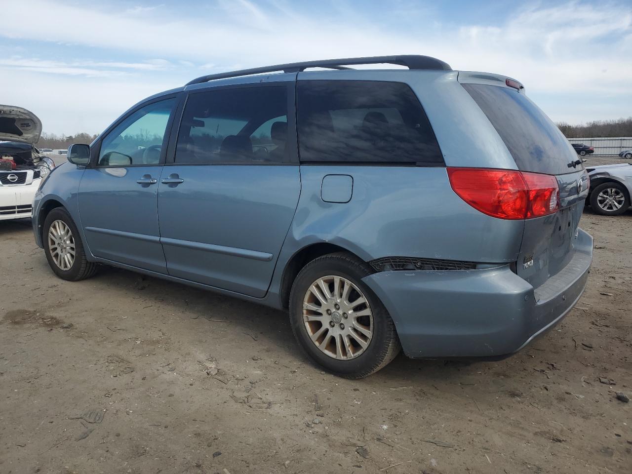 2010 Toyota Sienna - Image 2