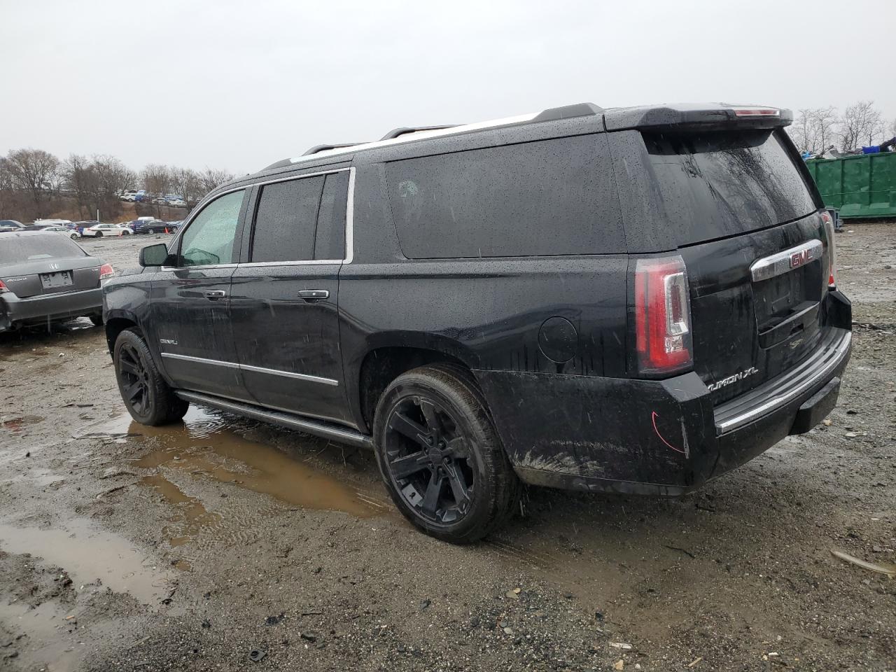 2015 GMC Yukon - Image 2