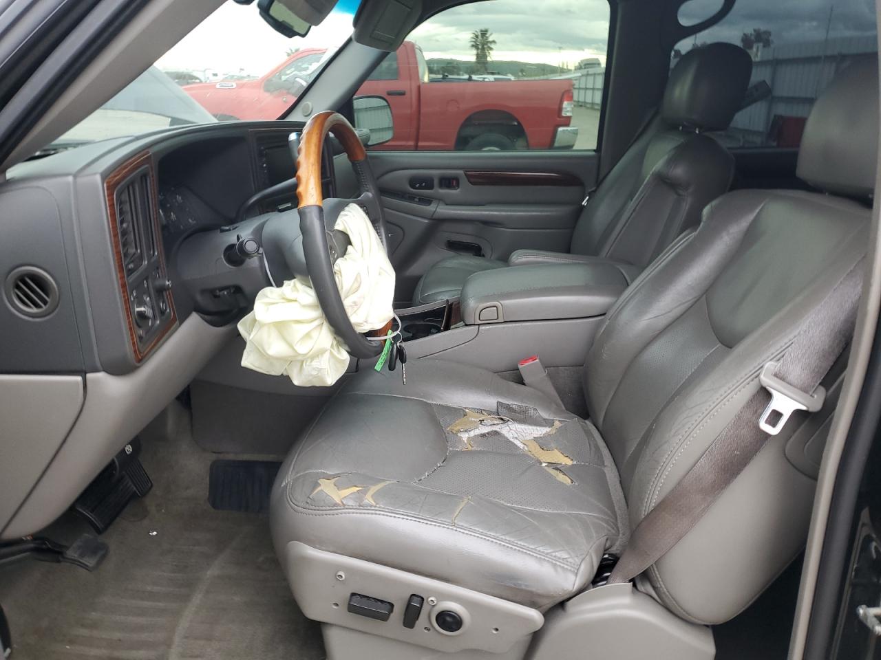 2004 Cadillac Escalade - Image 7