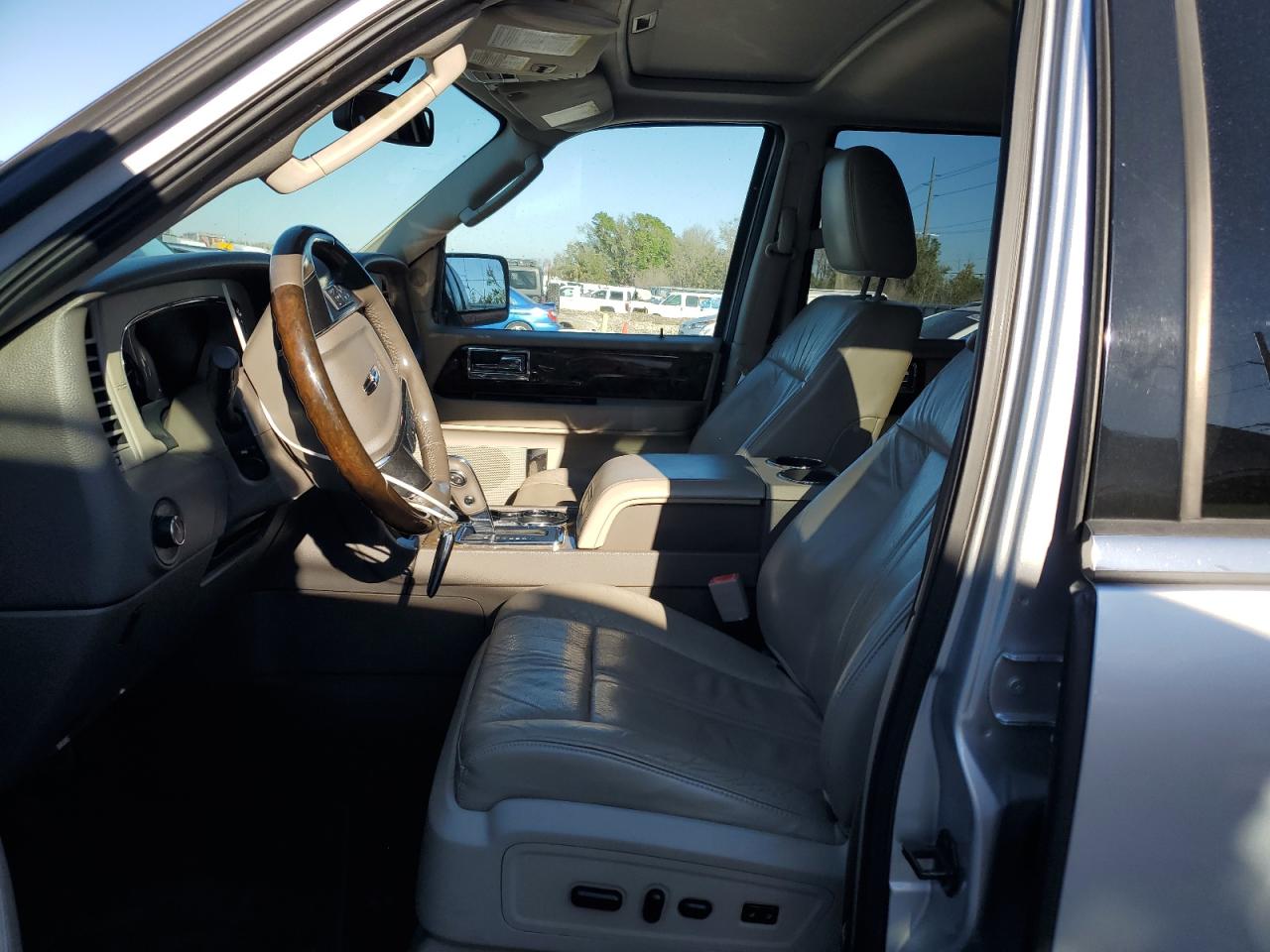 2015 Lincoln Navigator - Image 7