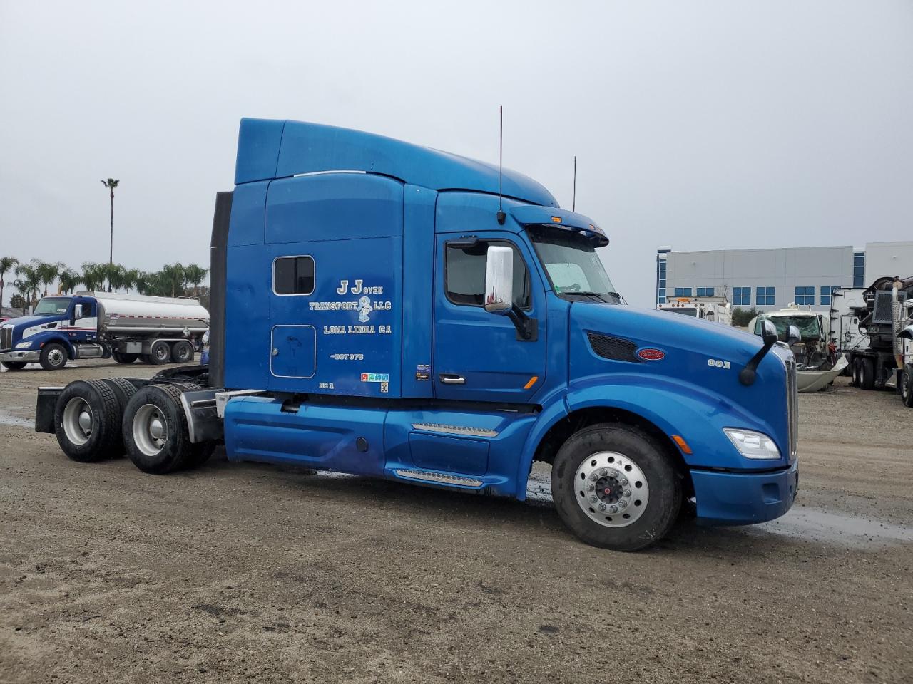 2015 Peterbilt 579 Semi Truck zu verkaufen in Colton, CA - Side