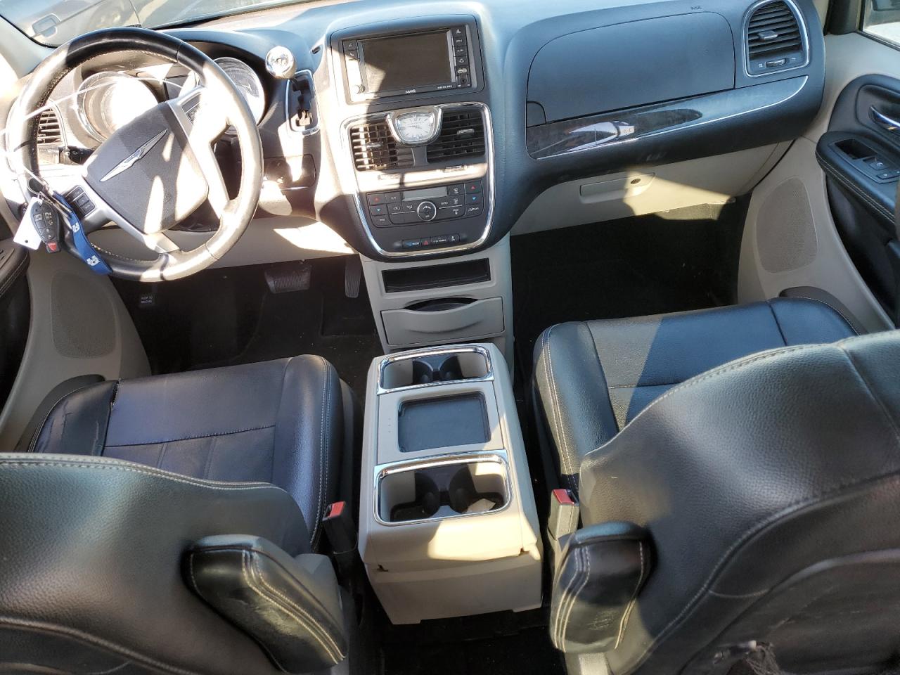 2015 Chrysler Town & Country - Image 8
