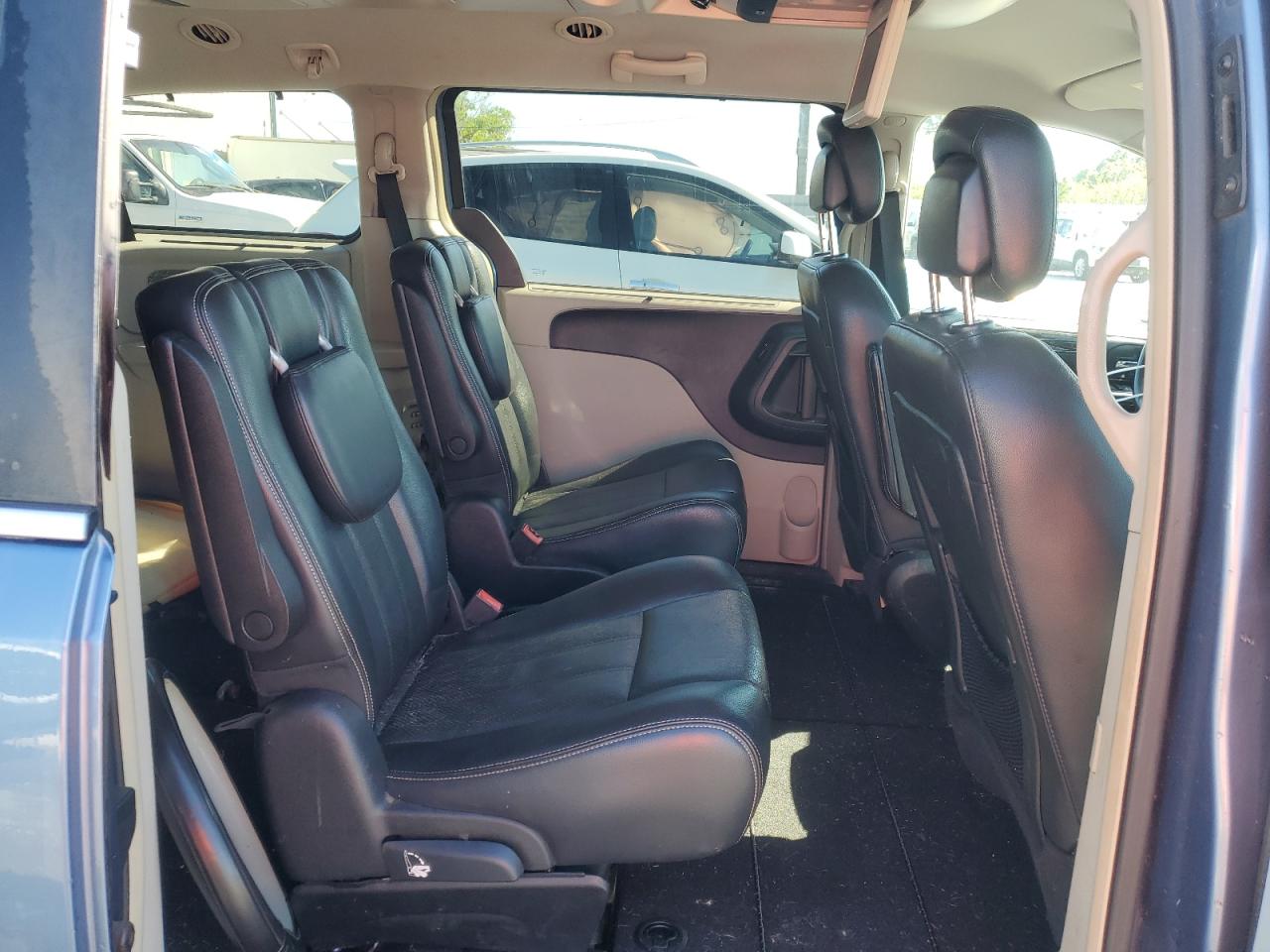 2011 Chrysler Town & Country - Image 11