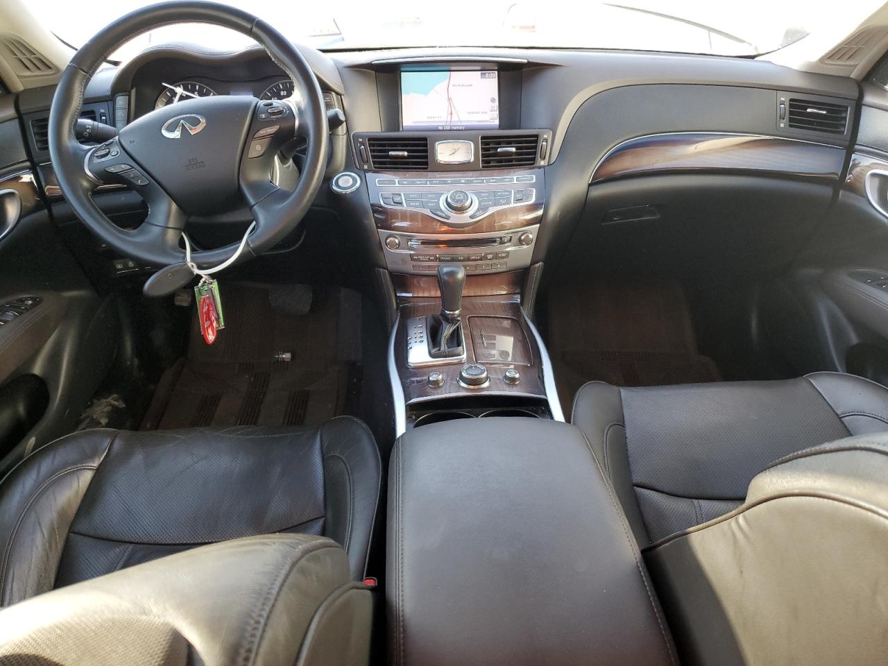 2011 Infiniti M - Image 8