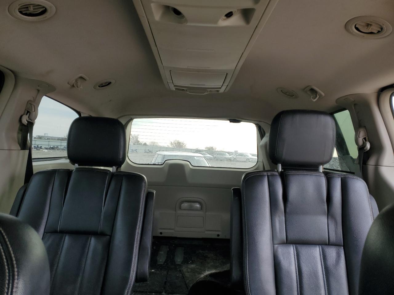 2014 Chrysler Town & Country - Image 10