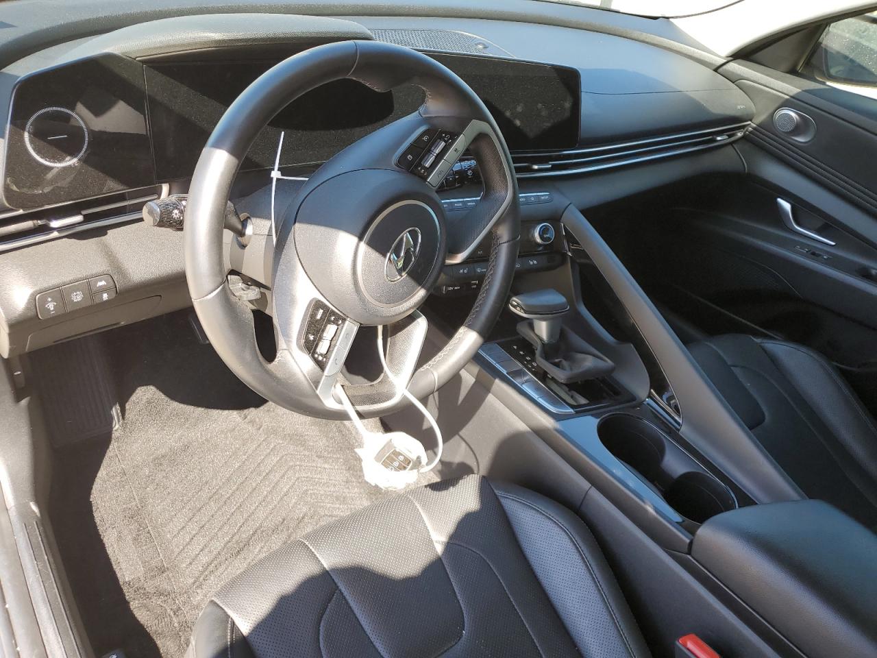 2022 Hyundai Elantra - Image 8