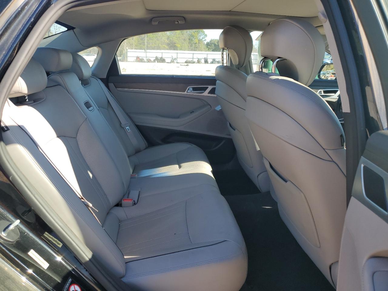 2015 Hyundai Genesis - Image 10