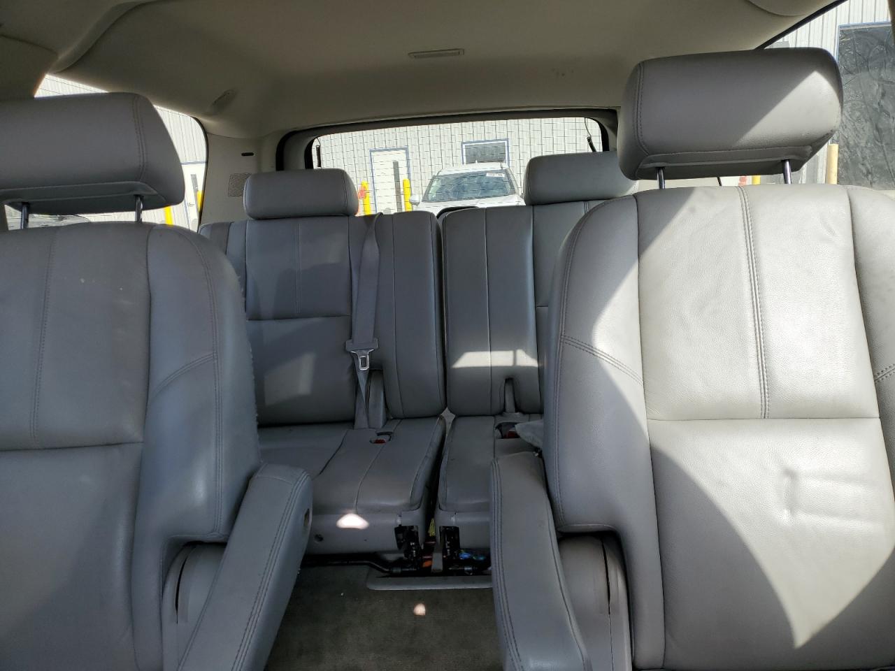 2008 Chevrolet Suburban - Image 10