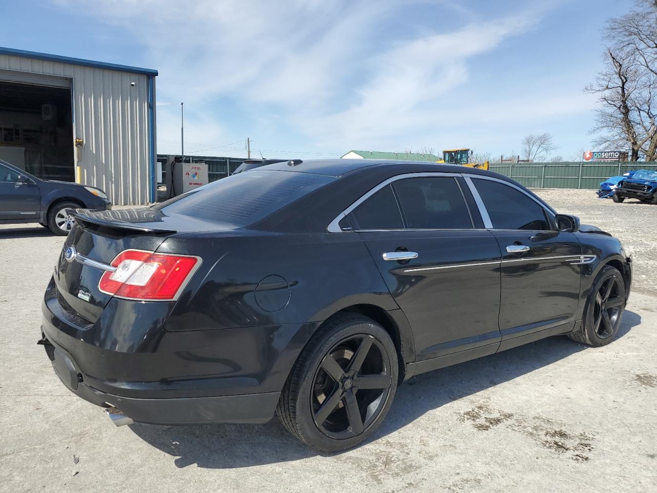 2011 Ford Taurus - Image 3