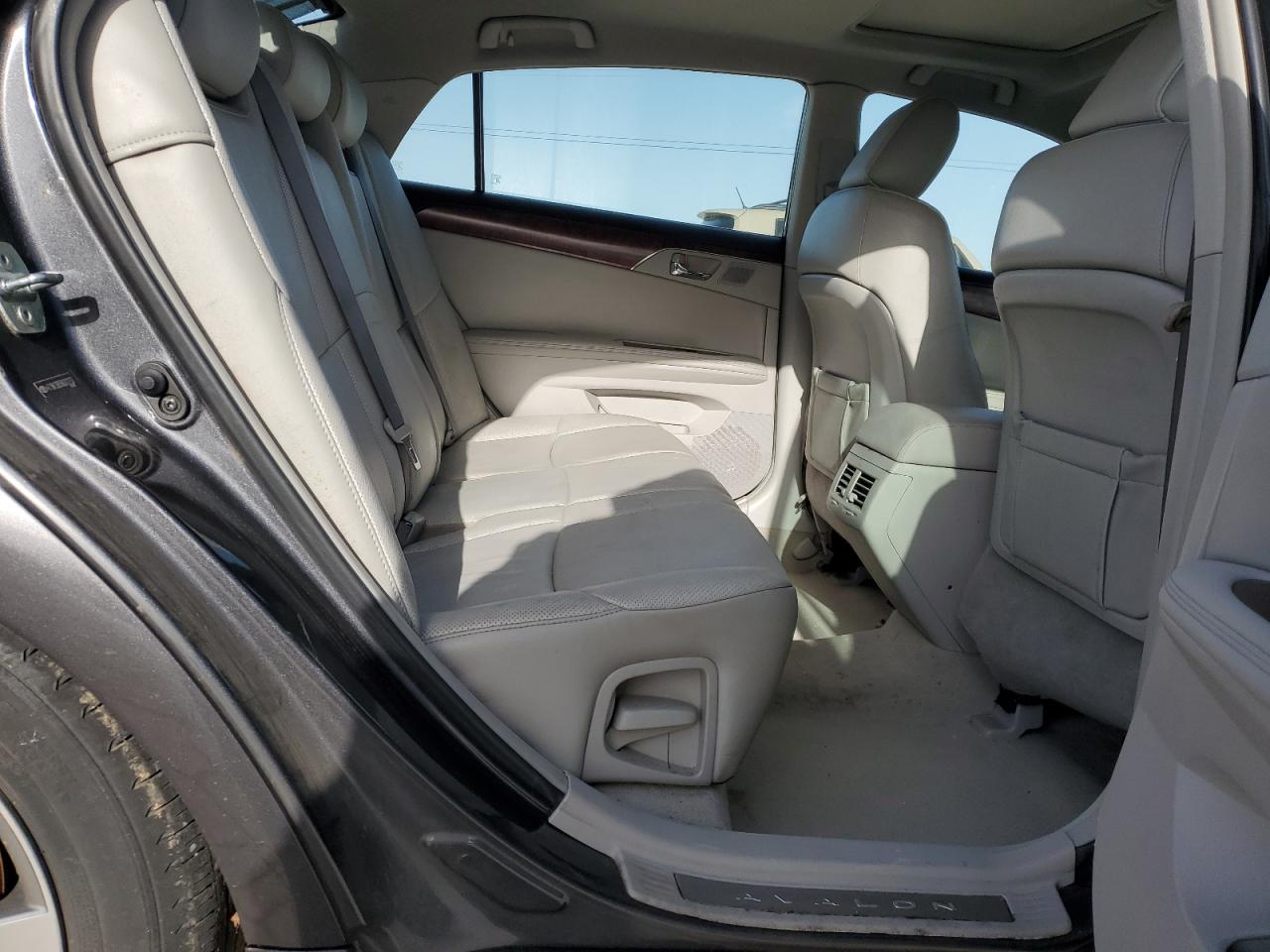 2011 Toyota Avalon - Image 10