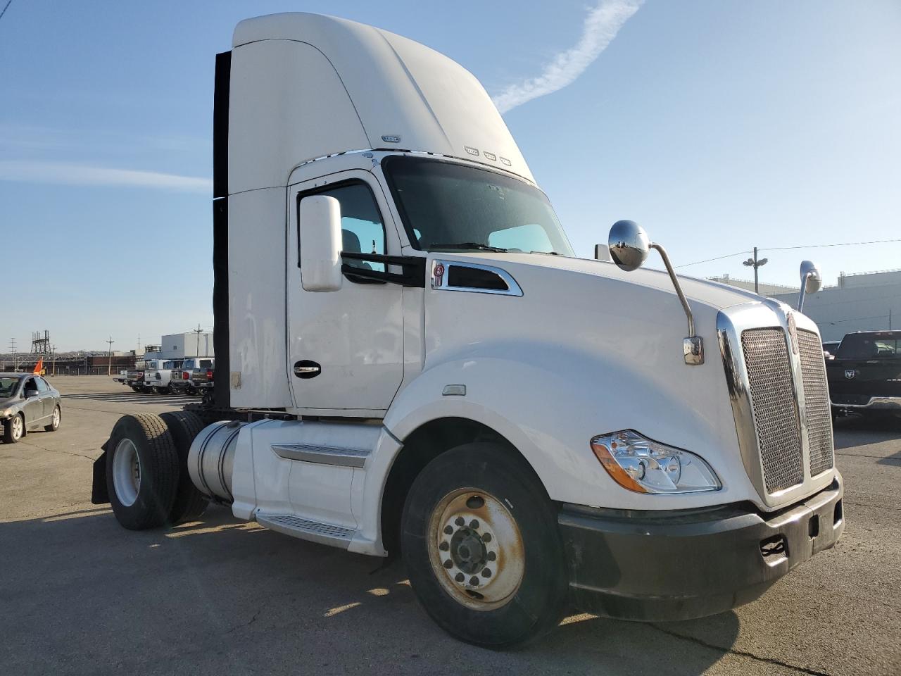 2014 Kenworth T680 Semi Truck for Sale in Moraine, OH - Minor Dent/Scratches
