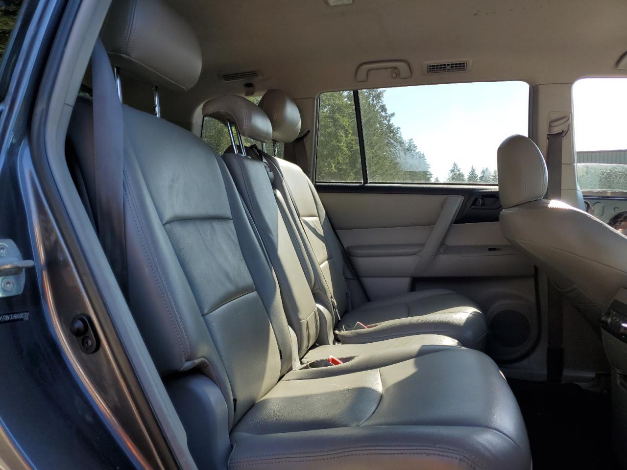 2010 Toyota Highlander - Image 11