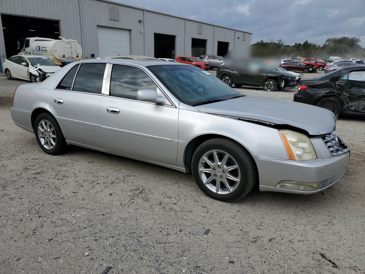 2011 Cadillac DTS - Image 4