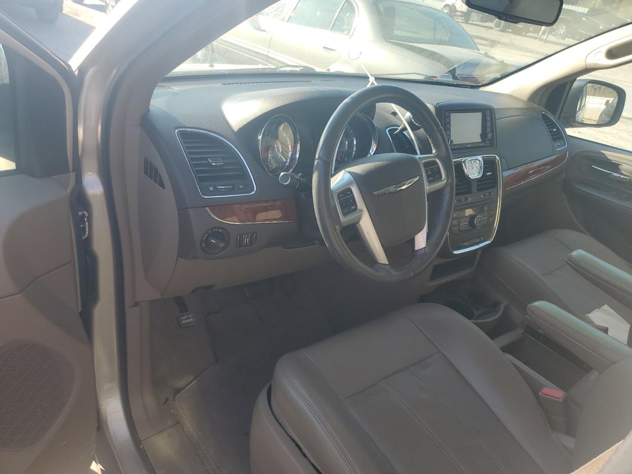2013 Chrysler Town & Country - Image 8