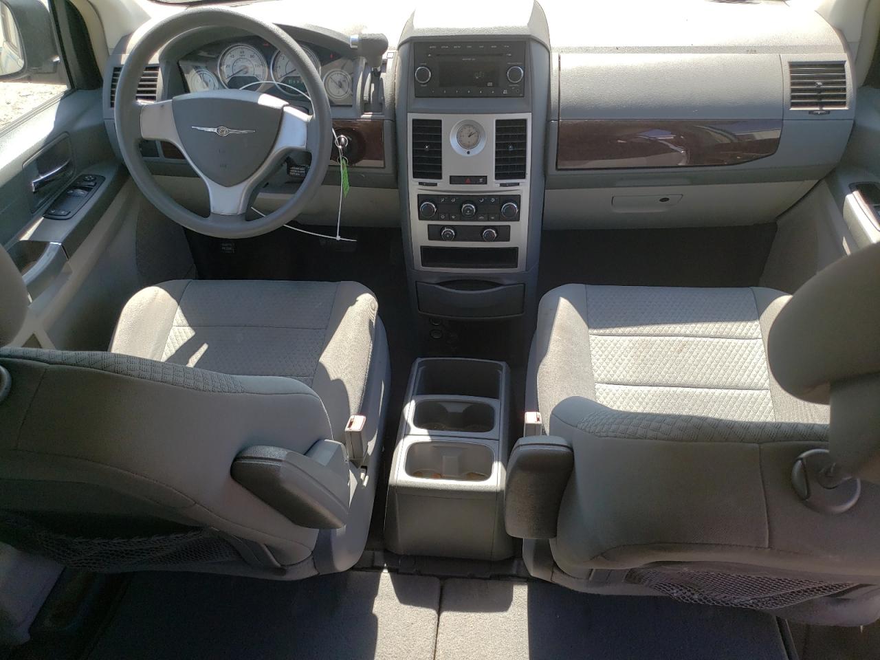 2010 Chrysler Town & Country - Image 8