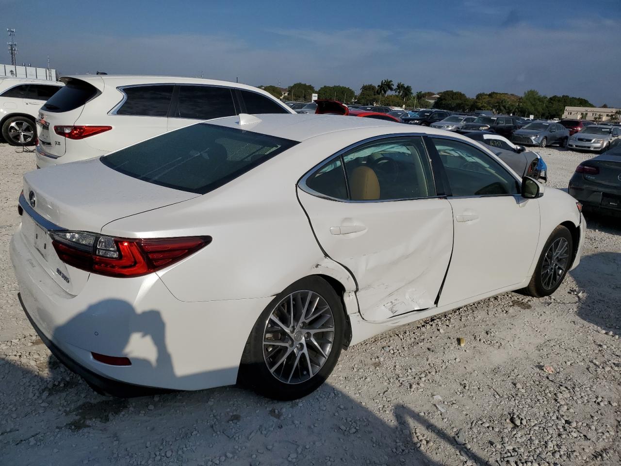 2016 Lexus ES - Image 3