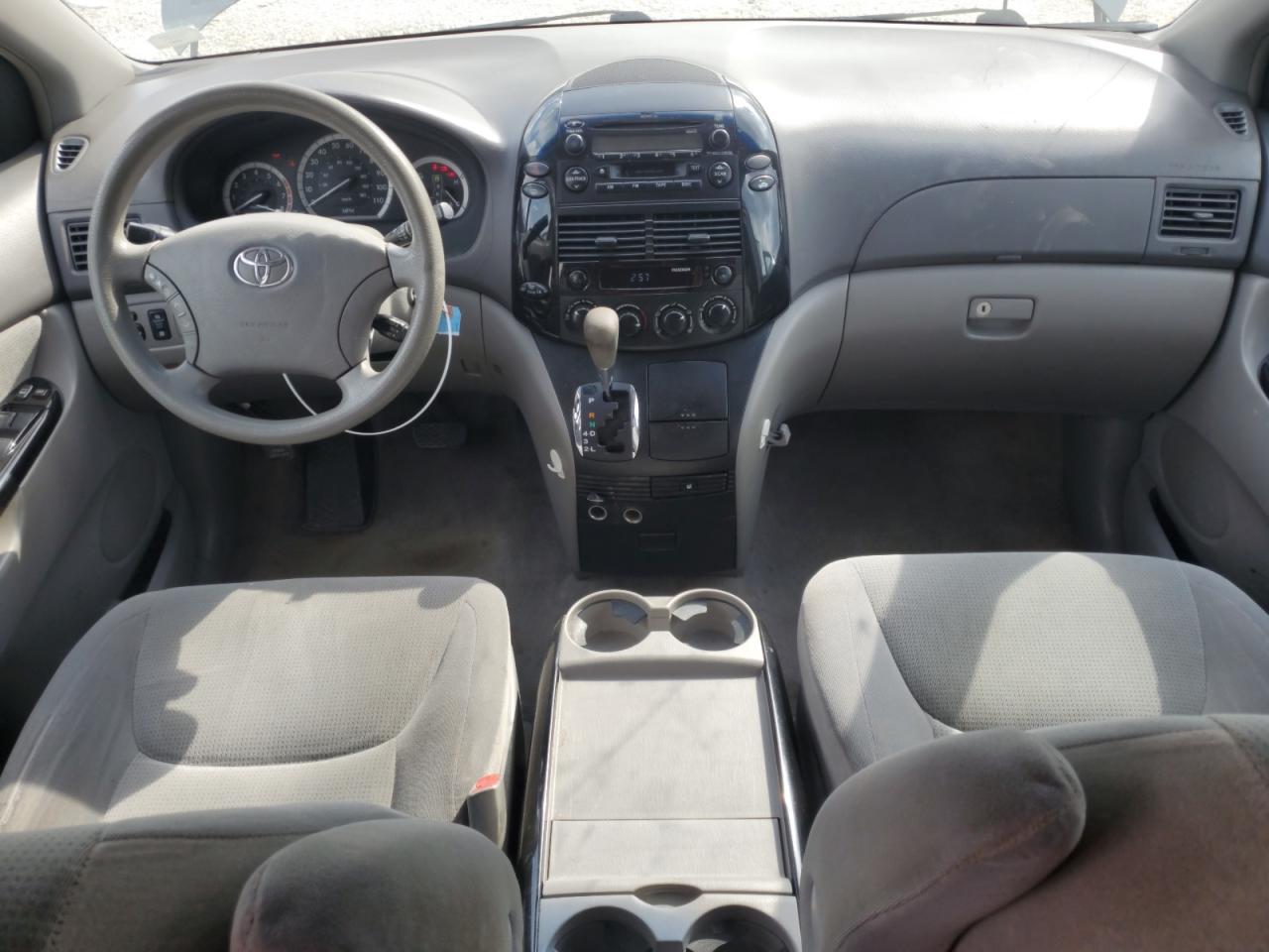 2005 Toyota Sienna - Image 8